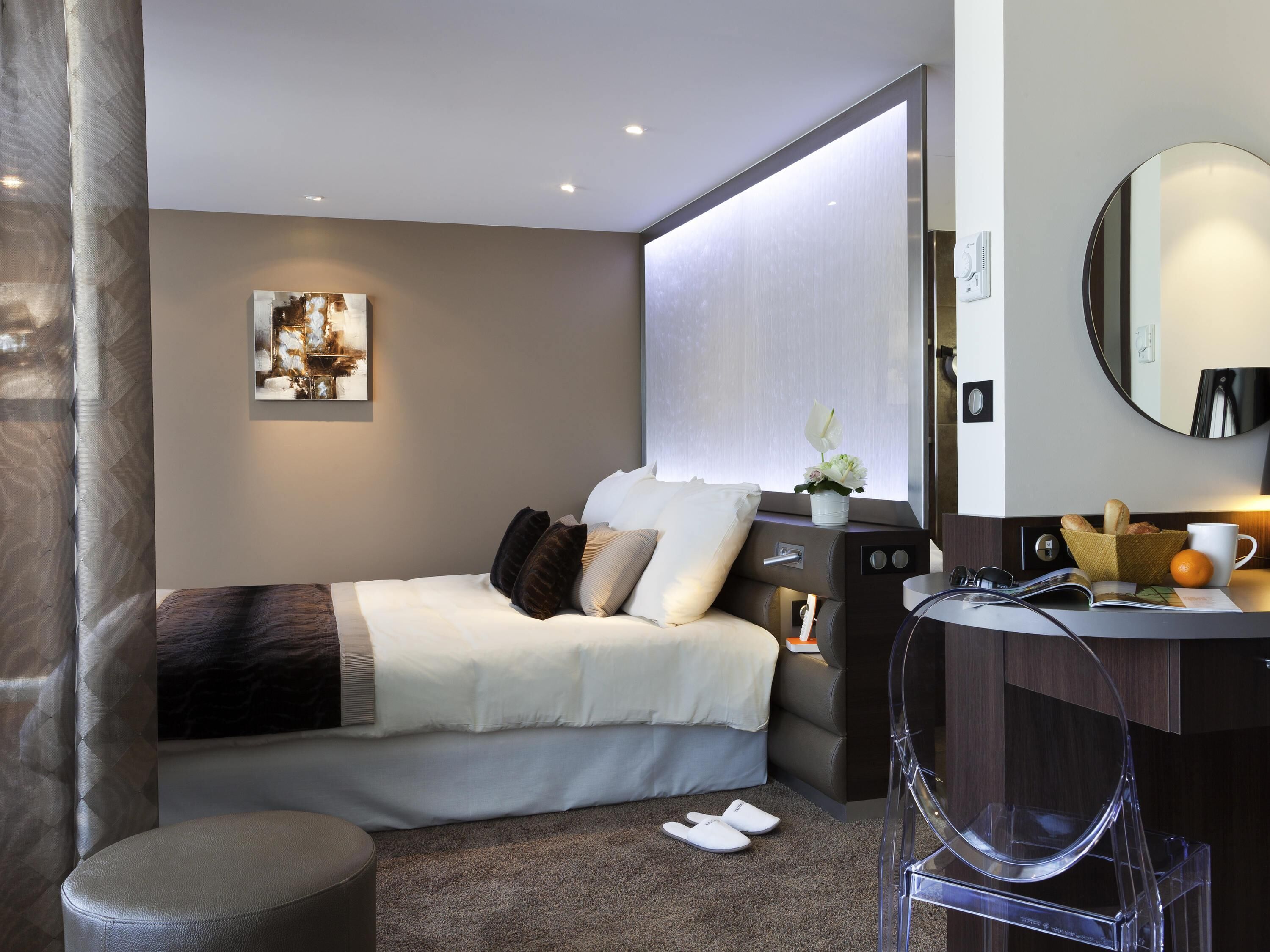 Caja de seguridad en la habitación, escritorio y cortinas blackout 