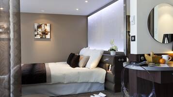 Caja de seguridad en la habitación, escritorio y cortinas blackout