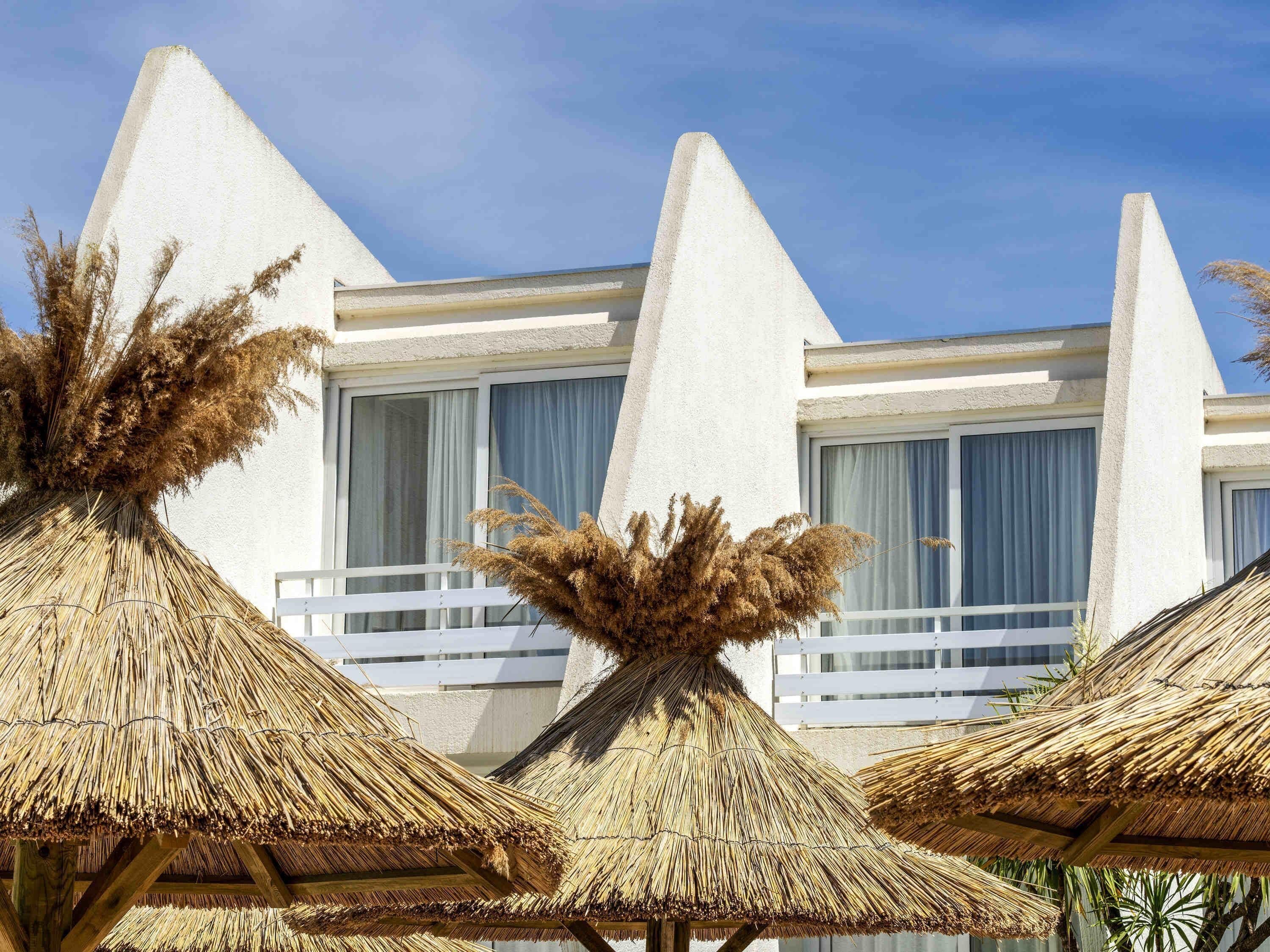 สระว่ายน้ำกลางแจ้งเปิดตามฤดูกาล, ร่มริมสระว่ายน้ำ, เก้าอี้อาบแดดริมสระ