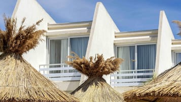 Piscine extérieure (ouverte en saison), parasols de plage