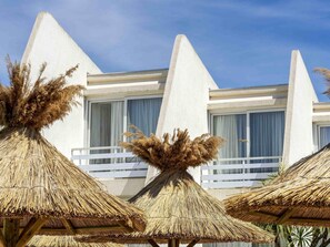 Außenpool (je nach Saison geöffnet), Sonnenschirme, Liegestühle