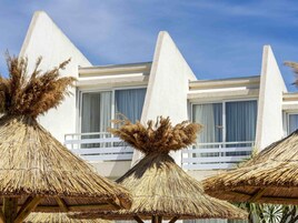 Piscine extérieure (ouverte en saison), parasols de plage