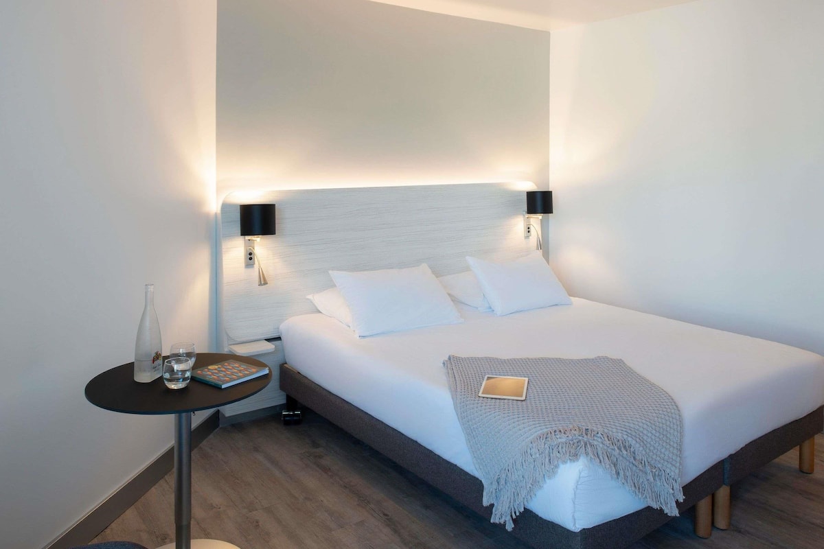 In-room safe, desk, blackout drapes, soundproofing