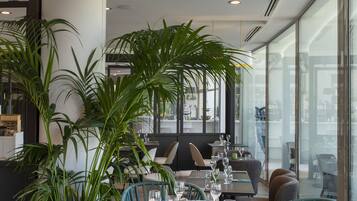 Se sirven desayunos, comidas y cocina francesa con vista a la alberca