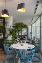 Petit déjeuner, déjeuner et dîner servis sur place, vue sur la piscine