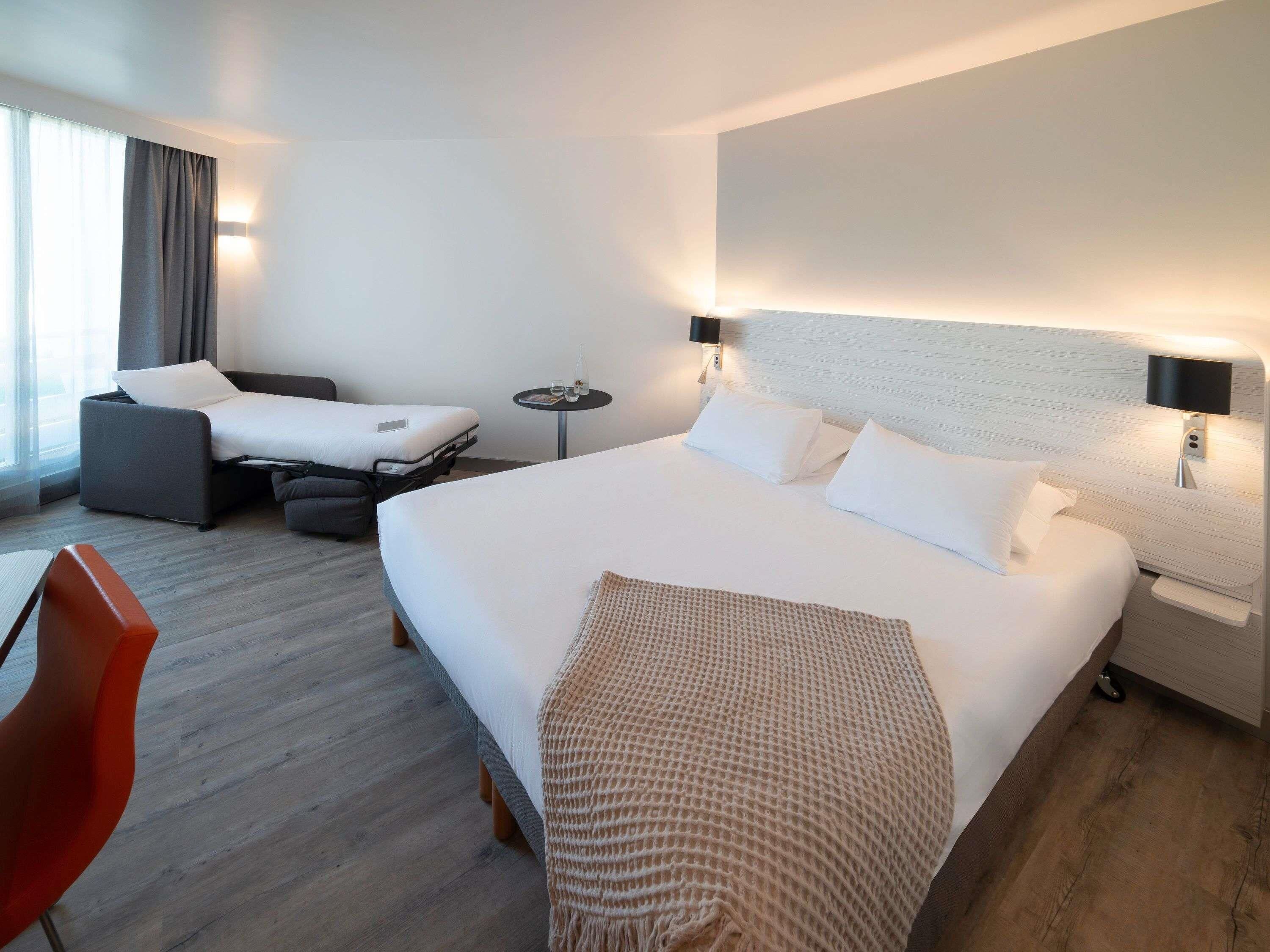 Quarto clássico, 1 cama Queen e sofá-cama | Cofres nos quartos, escrivaninha, cortinas blackout