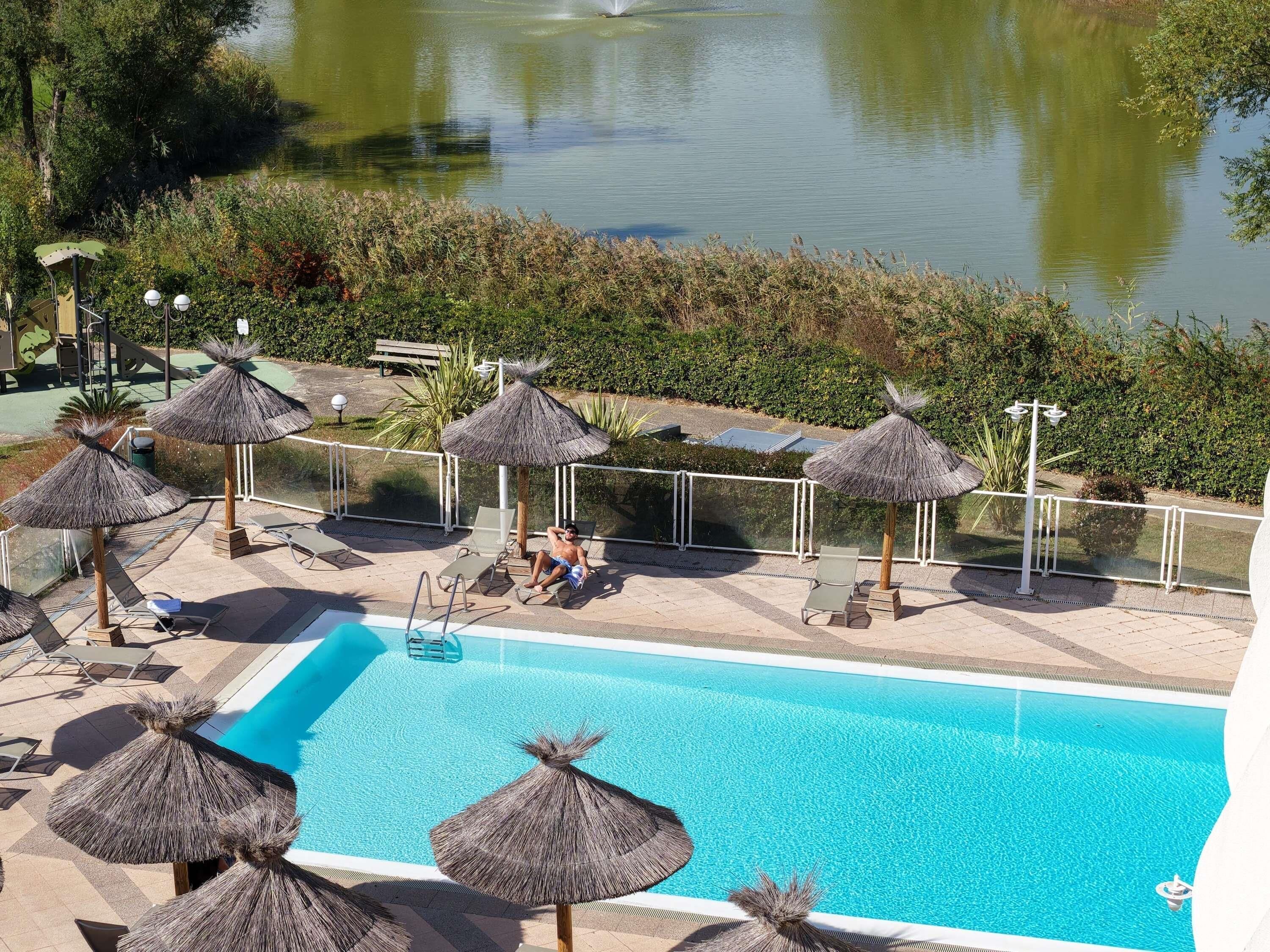 Una piscina al aire libre de temporada (de 09:00 a 21:00), sombrillas
