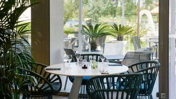 Frühstück, Mittagessen, französische Küche, Blick auf den Pool