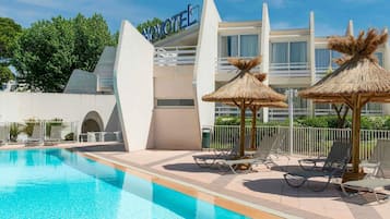 Alberca al aire libre por temporada y sombrillas en la alberca