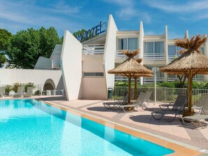 Una piscina al aire libre de temporada (de 09:00 a 21:00), sombrillas