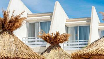 Een seizoensgebonden buitenzwembad en parasols bij het zwembad