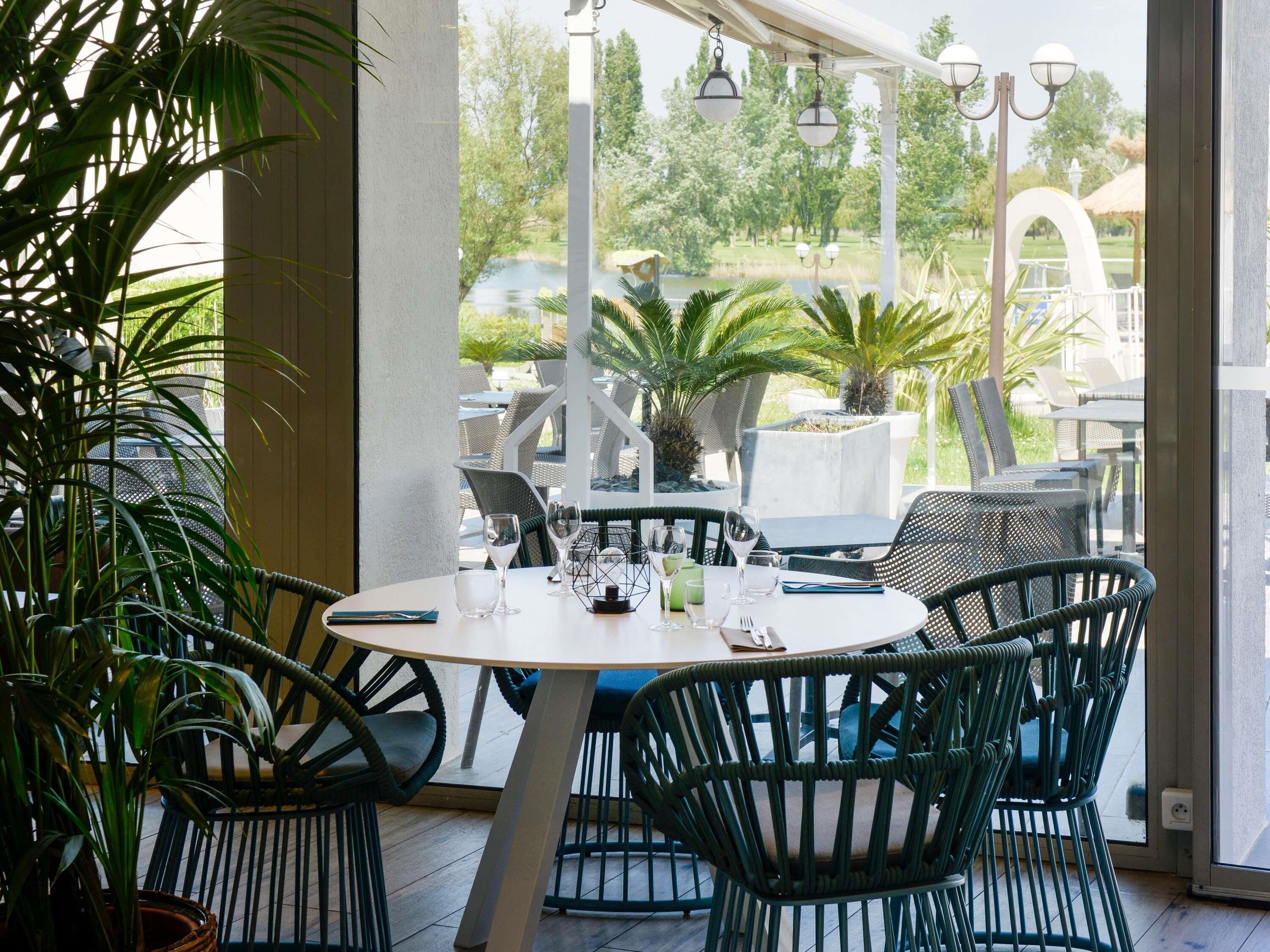 Petit déjeuner, déjeuner et dîner servis sur place
