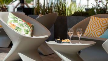 Se sirven desayunos, comidas y cocina francesa con vista a la alberca