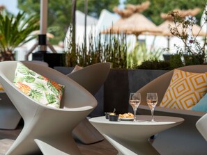 Frühstück, Mittagessen, französische Küche, Blick auf den Pool