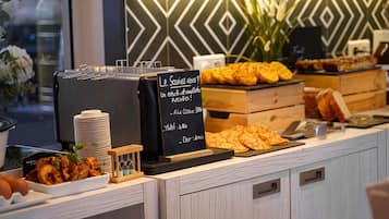 Petit déjeuner buffet (19 EUR par personne)