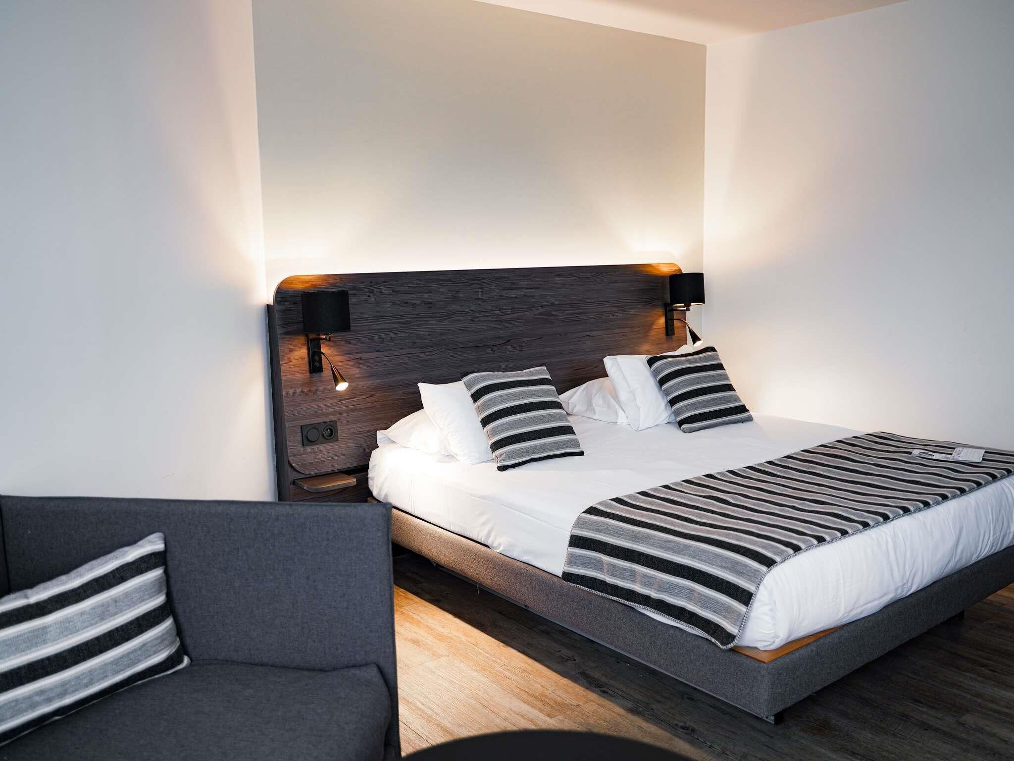 Suite junior, 1 cama doble | Caja fuerte, escritorio, cortinas opacas y sistema de insonorización