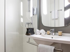 1 多间卧室、高档床上用品、客房内保险箱、  办公桌