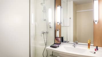Bañera con ducha, artículos de tocador ecológicos, secador de pelo
