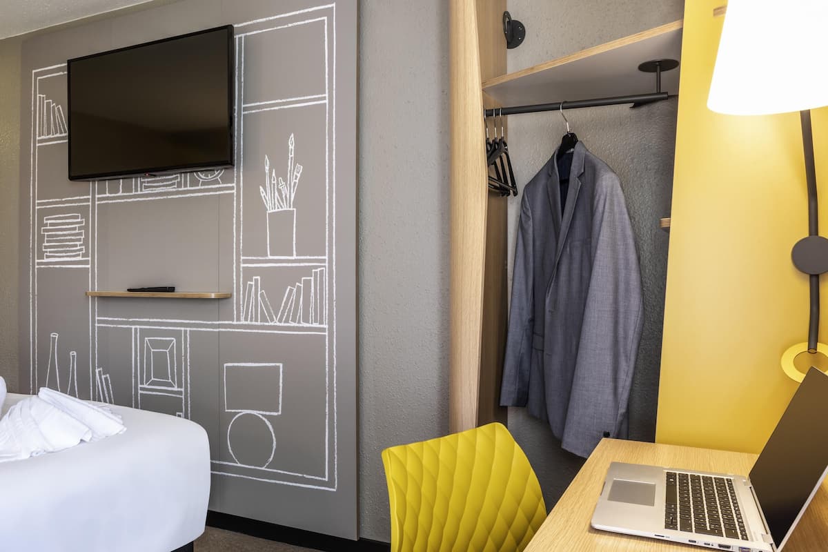 Standaard tweepersoonskamer, Meerdere bedden | 1 slaapkamer, luxe beddengoed, een kluis op de kamer, een bureau