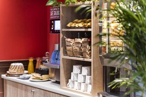 Desayuno buffet (EUR 11 por persona) 