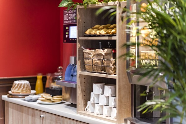 Tägliches Frühstücksbuffet (11 EUR pro Person)