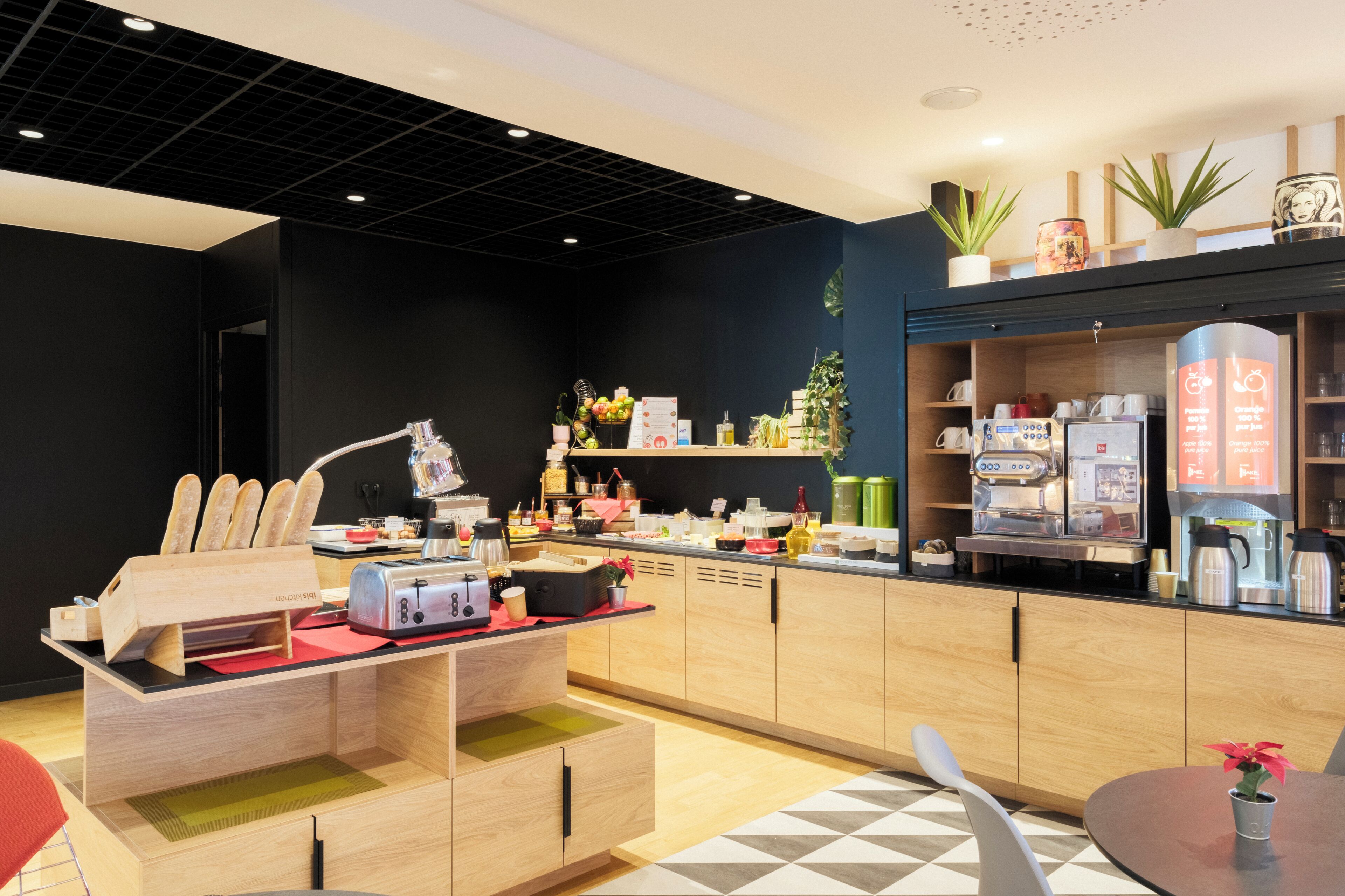 每日供应自助式早餐（每人 EUR 11）