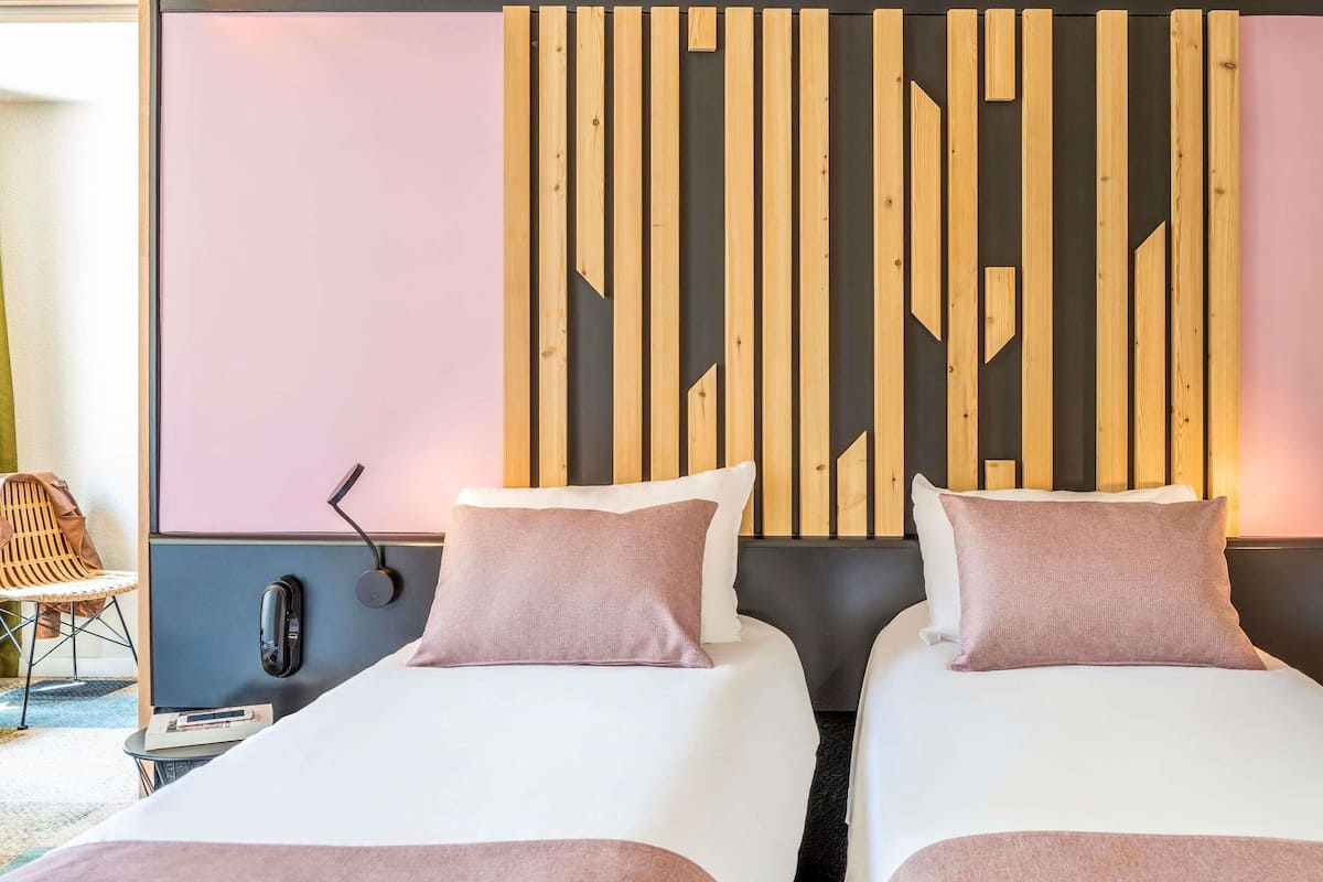 Standaard suite, 2 tweepersoonsbedden | Een bureau, geluiddichte muren, gratis wifi