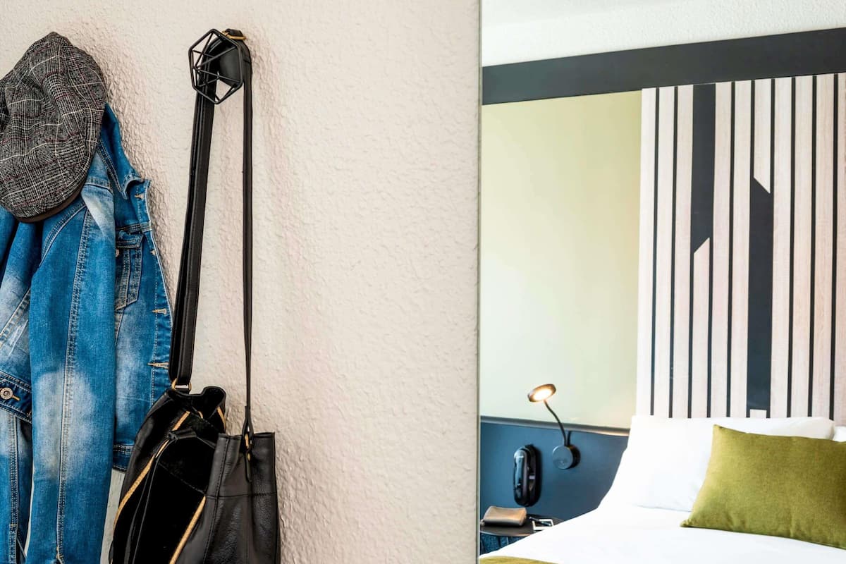 Een bureau, geluiddichte muren, gratis wifi