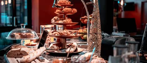 Free daily buffet breakfast