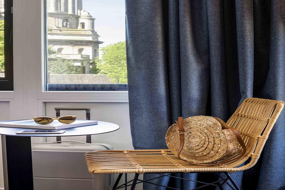 Desk, soundproofing, free WiFi