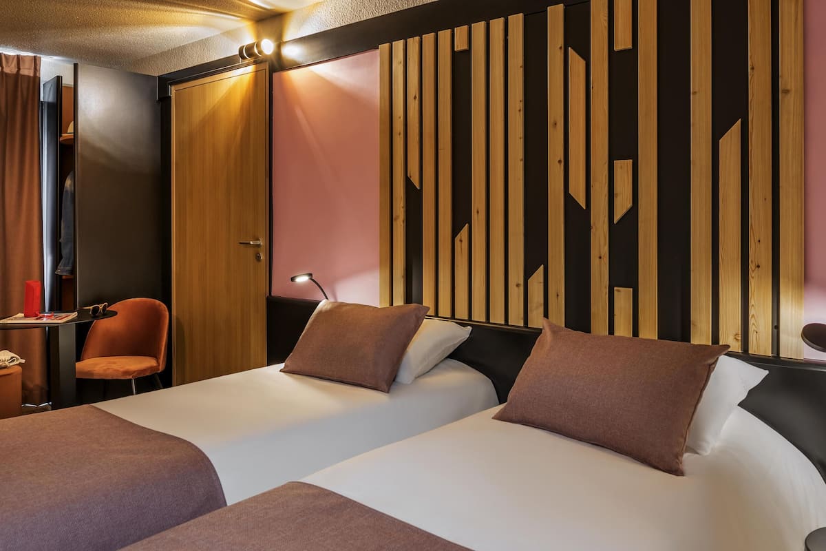 مكتب وتجهيزات عازلة للصوت وواي فاي مجانًا