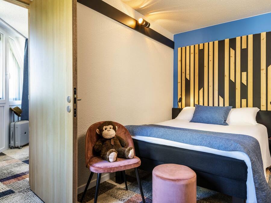 Suite Standard, 2 letti matrimoniali | Una scrivania, insonorizzazione, Wi-Fi gratuito