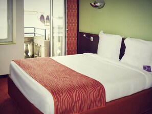 TRIBE Essential with 1 double bed | Brankas, meja kerja, tirai kedap cahaya, dan kedap suara