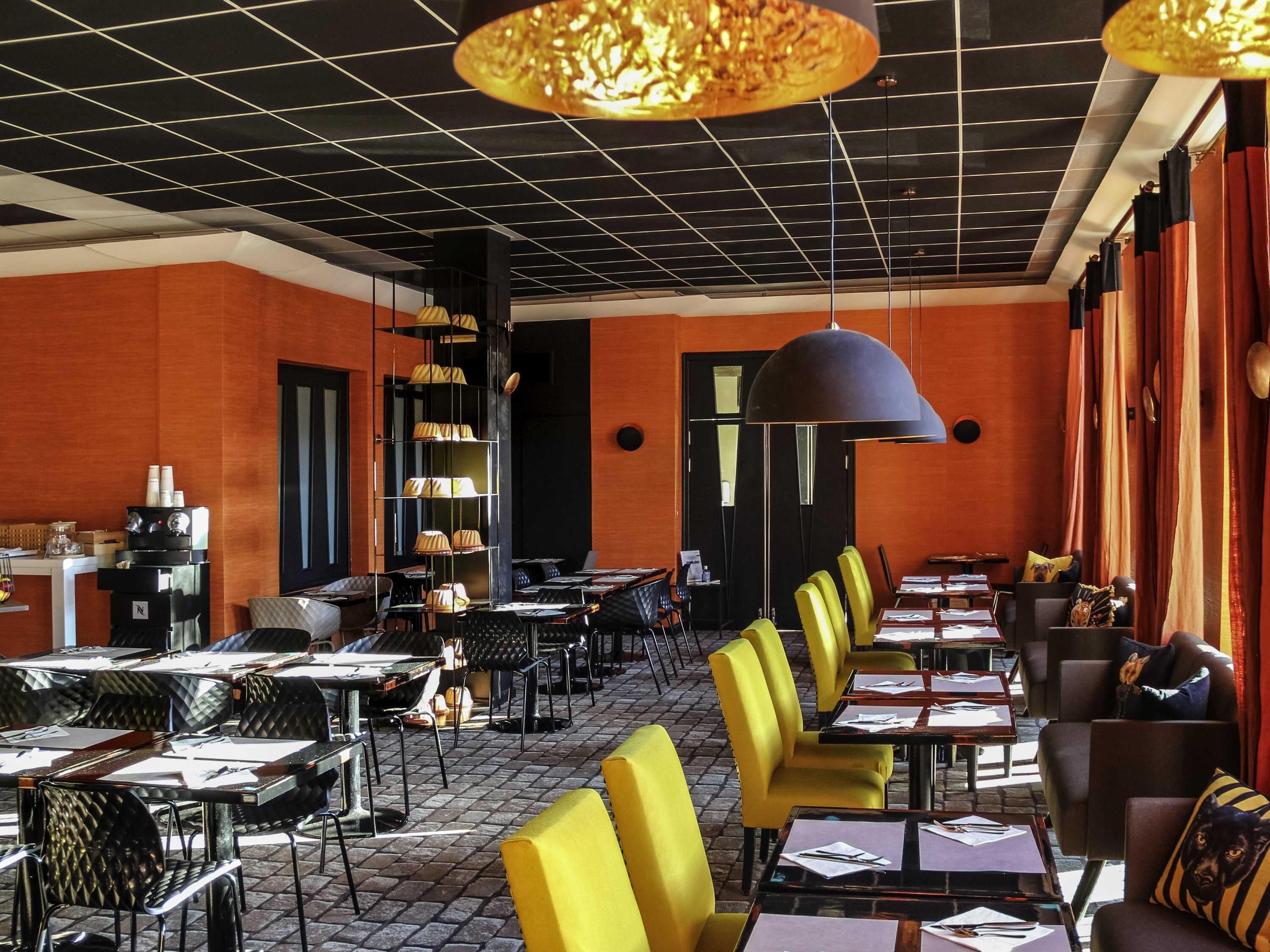 Daily buffet breakfast (EUR 18.5 per person)