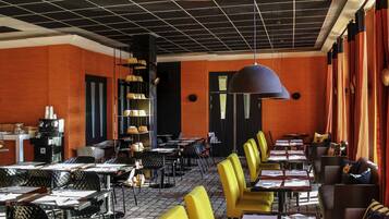 Sarapan prasmanan setiap hari (EUR 18.5 per orang)