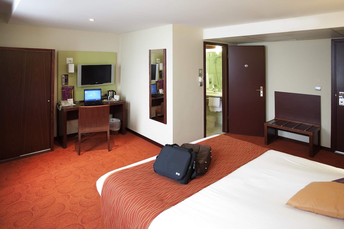 In-room safe, desk, blackout curtains, soundproofing