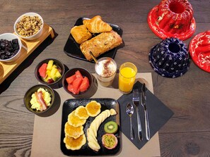 Daily buffet breakfast (EUR 18.5 per person)