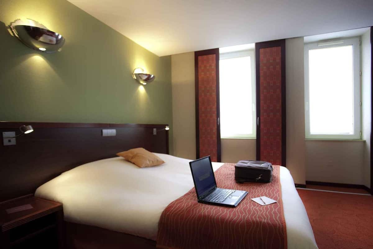 Caja de seguridad en la habitación, escritorio y cortinas blackout