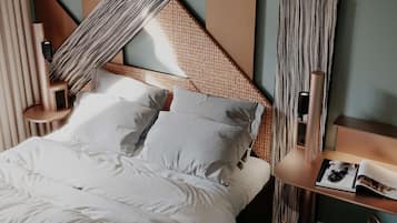 Bộ đồ giường cao cấp, két bảo mật tại phòng, bàn, màn/rèm cản sáng