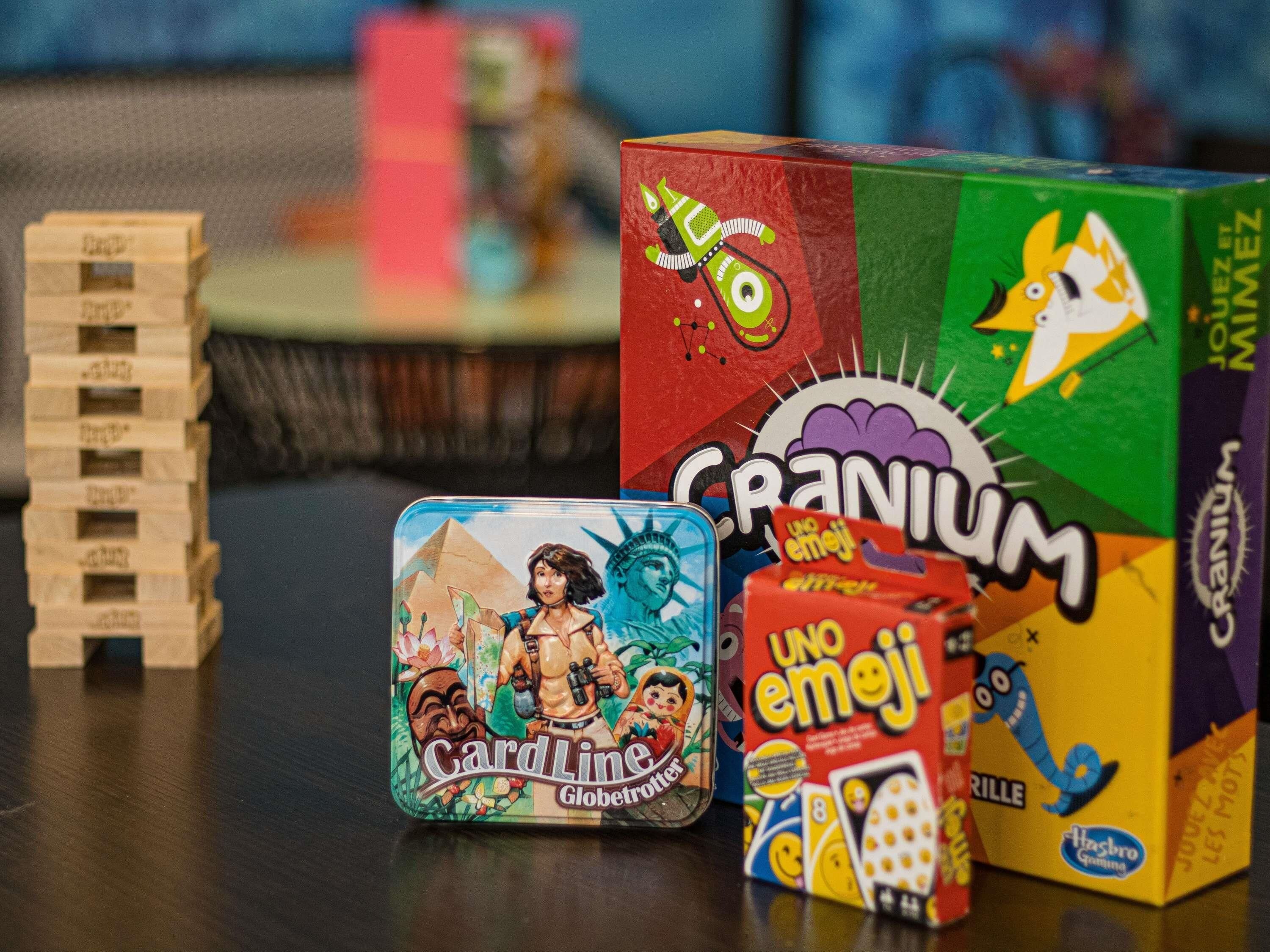Une table sur laquelle on trouve divers jeux de société et une tour de Jenga.