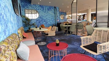 Desayuno buffet diario (EUR 12 por persona)