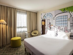 Desk, blackout curtains, soundproofing, iron/ironing board - ibis Styles Evry Courcouronnes Hotel and Events (Évry-Courcouronnes)