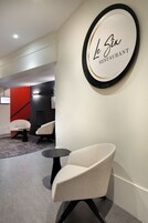 供应午餐和晚餐，法国菜