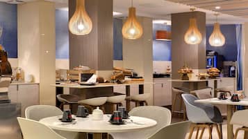 Desayuno buffet diario (EUR 21 por persona)