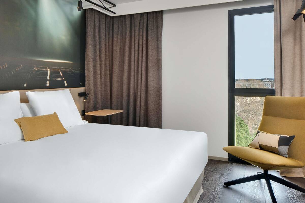 Habitación clásica, 1 cama doble | Caja fuerte, escritorio, espacio para trabajar con un portátil