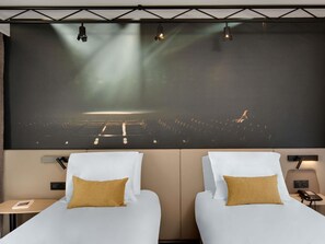 Cassaforte in camera, una scrivania, postazione laptop, tende oscuranti