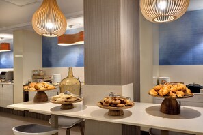 Desayuno buffet diario (EUR 21 por persona)