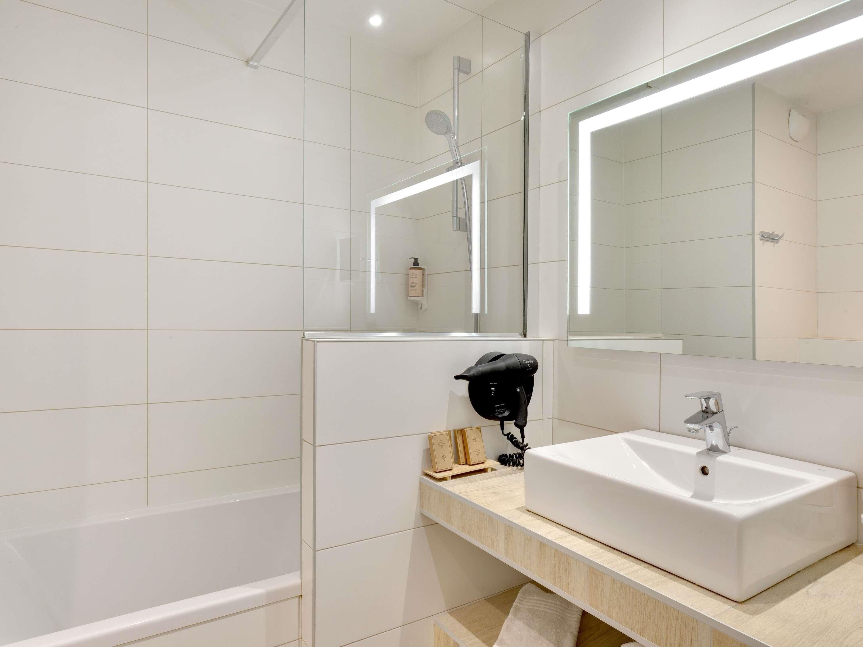 Habitación clásica, 1 cama doble | Caja fuerte, escritorio, espacio para trabajar con un portátil