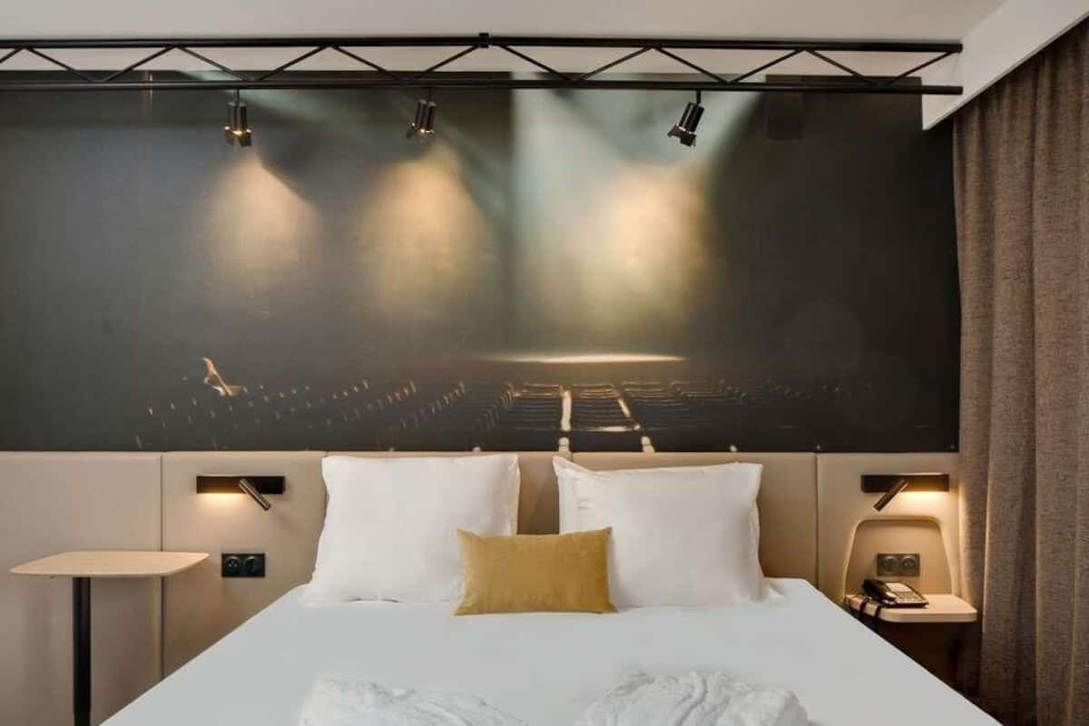 Privilege, Quarto, 1 cama de casal | Cofres nos quartos, escrivaninha, espaço de trabalho para notebook