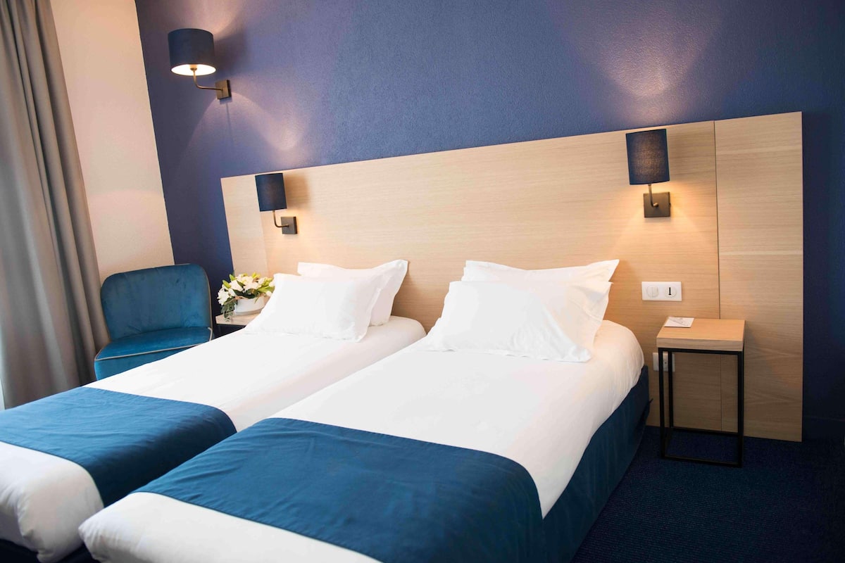 Premium bedding, in-room safe, desk, blackout drapes